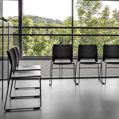 Schalenstuhl (Design) – Gepolsterte Kunststoffschale stapelbar