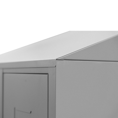 Schrägdach für Spinde in Lichtgrau