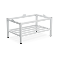 Fußgestell mit Schuhrost für Spinde in Lichtgrau